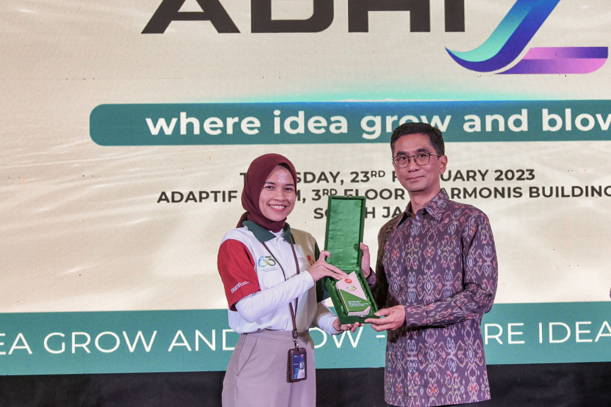 Penyerahan plakat kepada <br>Ibrahim Arsyad, Ir. MT. DR (Cand.)